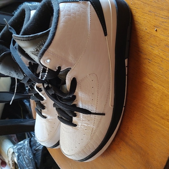 Youth Nike Black & White Air Jordan Retro Size 7Y - Picture 2 of 5